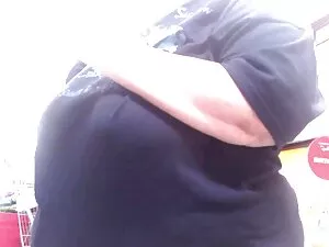 Một cô gái trong quầ ...