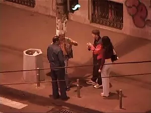 Thấp cô gái lưng chạ ...