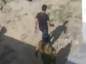 Hai cô gái trong phò ...