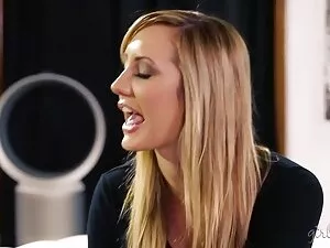 Một cô gái tóc phĩm  ...