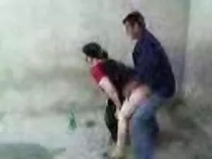 Một cô gái trẻ với m ...