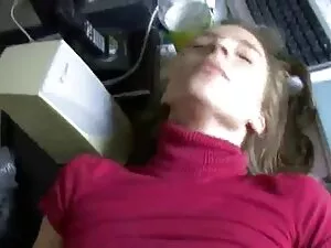 Cô gái nô lệ kéo và  ...