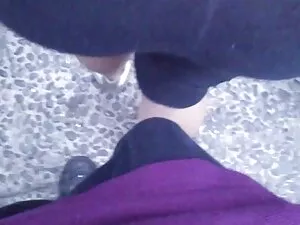 Cô gái chơi với phĩm ...