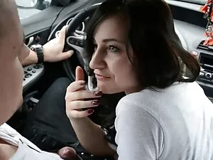 Trước khi đi ngủ, cô ...