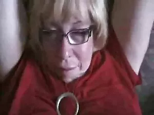 Các phụ nữ đưa nó tr ...