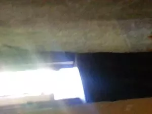 Anh ta chạy xuống cầ ...