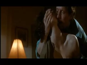 Cô gái chân đang chờ ...