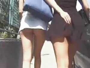 Các người đưa tay bả ...