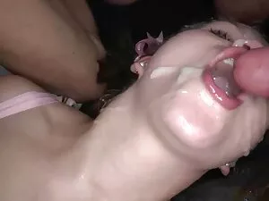 Người phụ nữ hộ nhà  ...